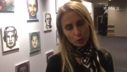 Eurodiputada checa Dita Charanzová en exposición de Juan Abreu.