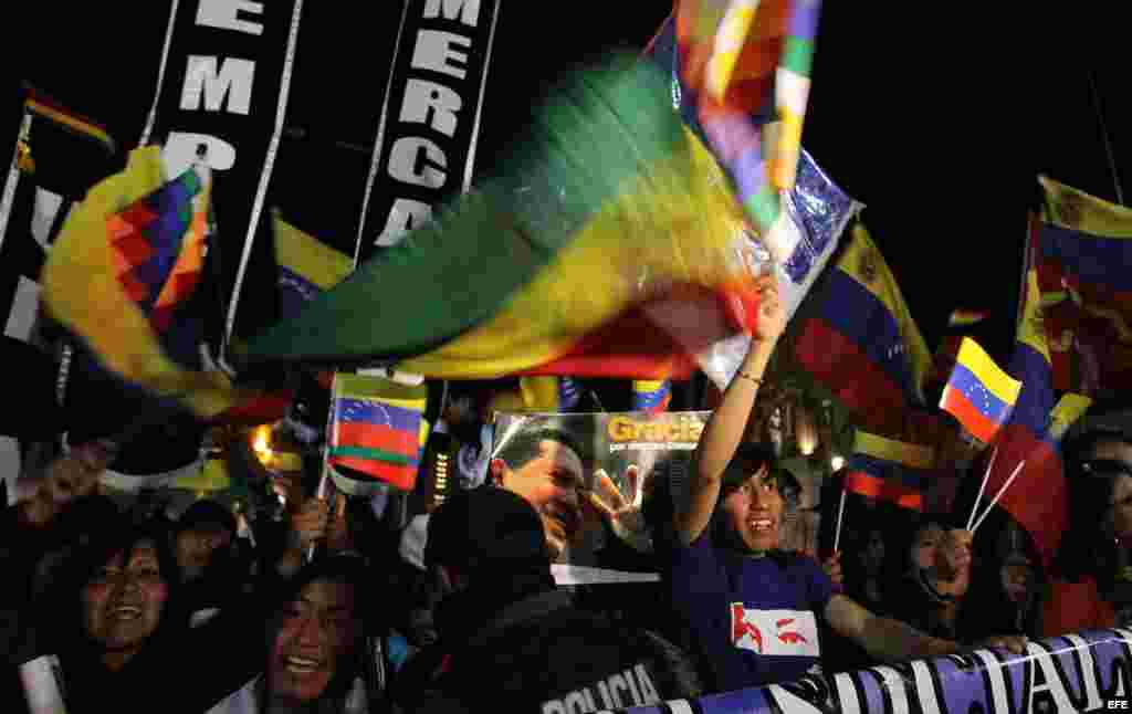 Ind&iacute;genas bolivianos ondean banderas durante una marcha de centenares de campesinos, ind&iacute;genas y sindicalistas leales al gobernante boliviano, Evo Morales, hoy, viernes 12 de abril de 2013, para respaldar al mandatario encargado de Venezuela