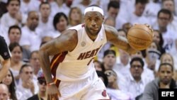 LeBron James de los Miami Heat en acción.