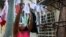 Una mujer tiende nasobucos preparados por ella misma para distribuir entre vecinos del Vedado (Foto: Adalberto Roque/AFP).