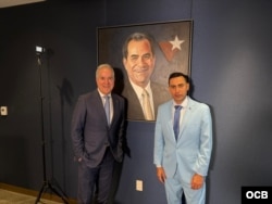 Jorge Mas Santos junto al periodista Mario J. Pentón momentos antes de ser entrevistado en Miami.