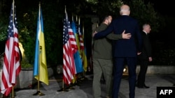 El presidente ucraniano Volodymyr Zelensky y el presidente estadounidense Joe Biden tras firmar un acuerdo de seguridad durante una conferencia de prensa en la Masseria San Domenico al margen de la Cumbre del G7 organizada por Italia en la región de Apulia, el 13 de junio.