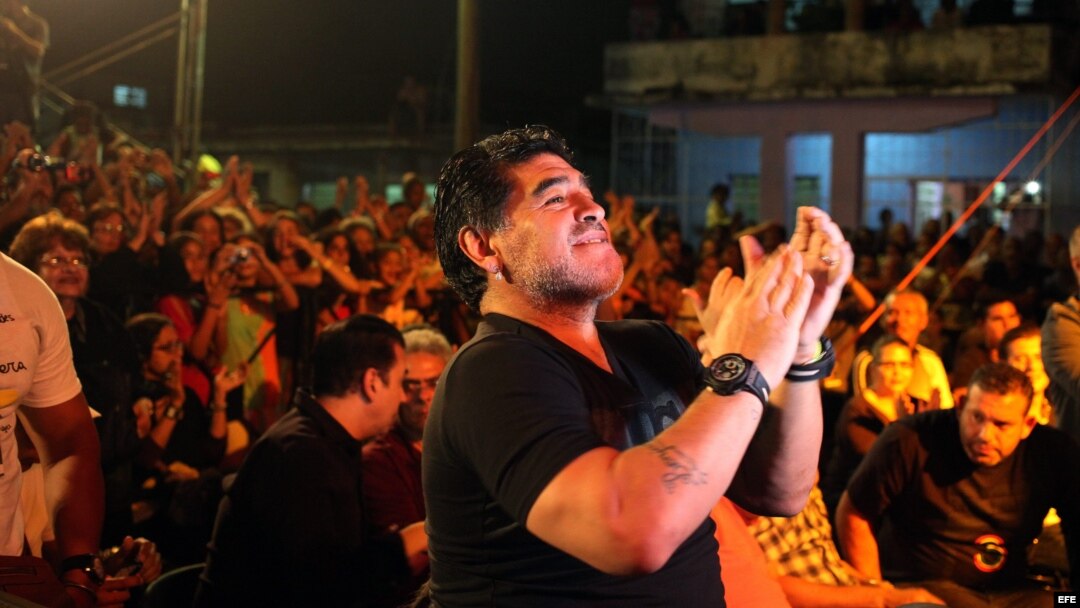 MARADONA ASISTE A CONCIERTO DE SILVIO RODRÍGUEZ EN LA HABANA