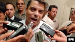 Foto Archivo. En esta foto del 2004 el entonces canciller cubano Felipe Pérez Roque es entrevistado por varios medios de prensa.