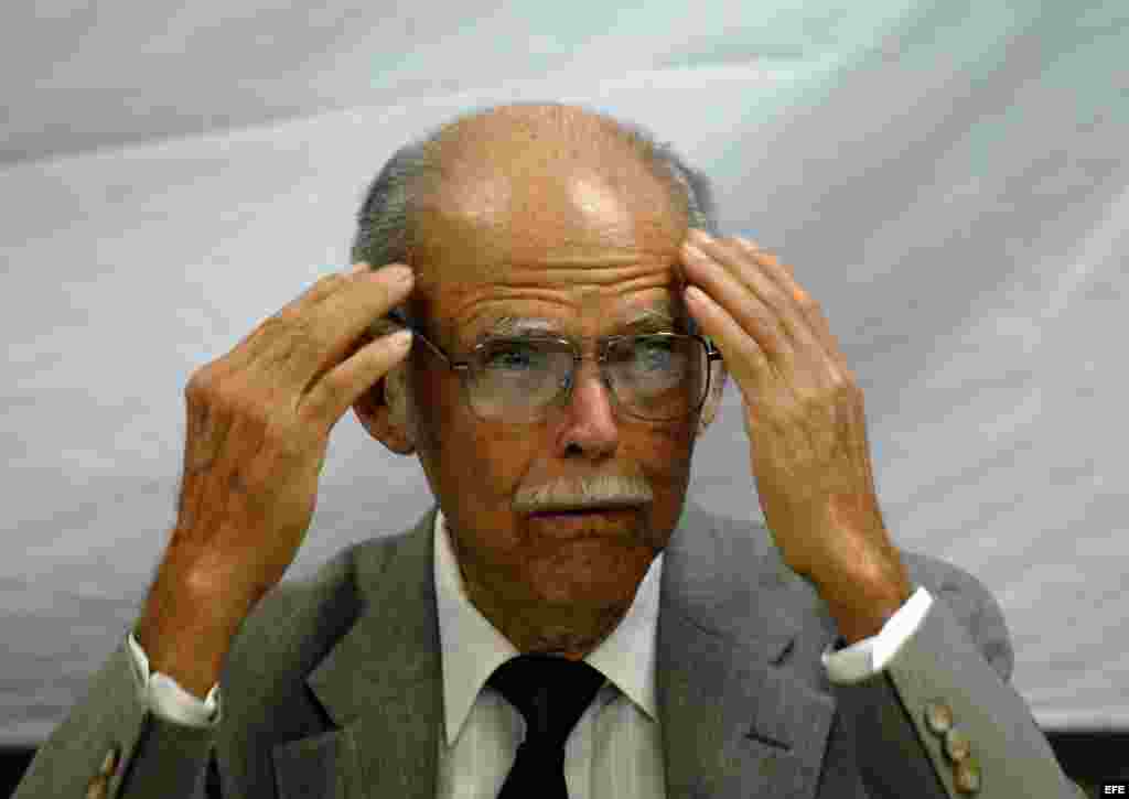 Nacido en el seno de una familia humilde, Huber Matos era doctorado en Pedagogía por la Universidad de La Habana, en 1944, y, como maestro rural, la observación de las extremas condiciones en que vivía el campesinado impulsó su compromiso político desde muy pronto.