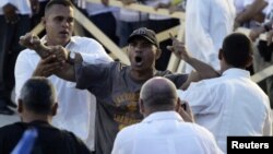 Andrés Carrión también grito: ¡Monseñor no se deje engañar, que el pueblo de Cuba no es libre!