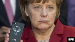 Fotografía de archivo del 5 de marzo de 2013 que muestra a la canciller alemana Angela Merkel con un teléfono Blackberry