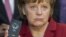 Fotografía de archivo del 5 de marzo de 2013 que muestra a la canciller alemana Angela Merkel con un teléfono Blackberry