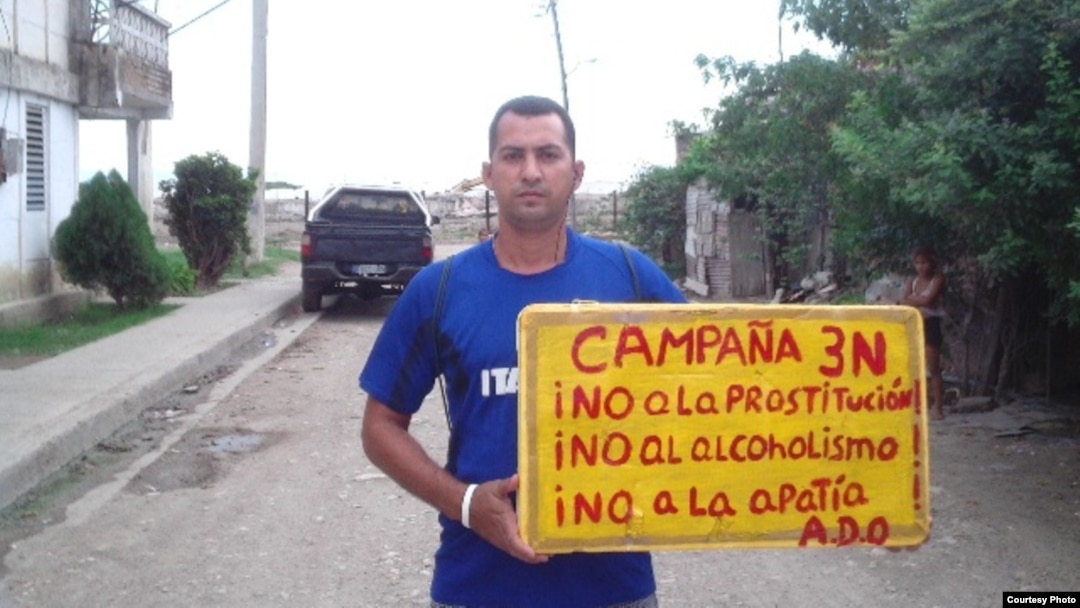 Yeris Curbelo, cartel referido a campaña que lleva la Alianza Democrática Oriental. 