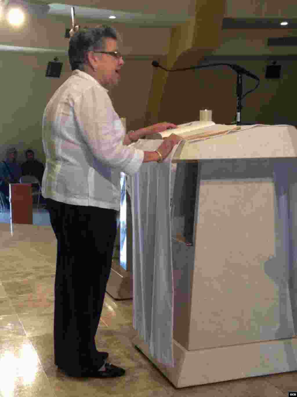 Lectura durante la misa.