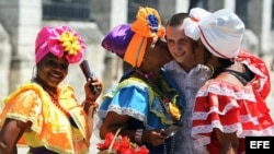 Un turista ruso se toma fotos con mujeres cubanas