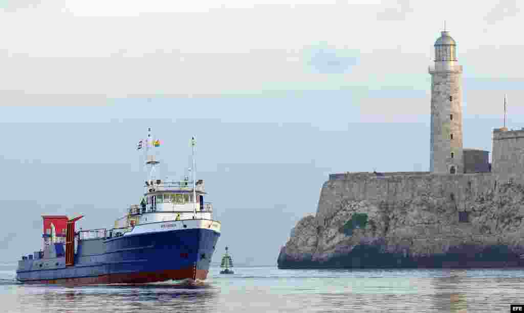 Vista del barco estadounidense "Ana Cecilia" en su llegada a La Habana con carga humanitaria.
