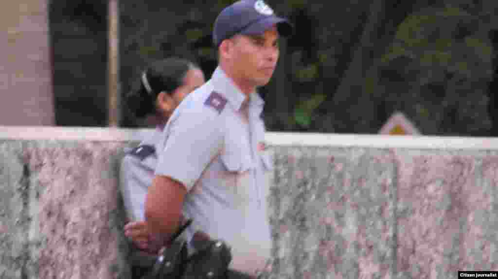 Danilo Maldonado expone en facebook el día a día de las calles habaneras. En esta imagen los que realizan la vigilancia policial