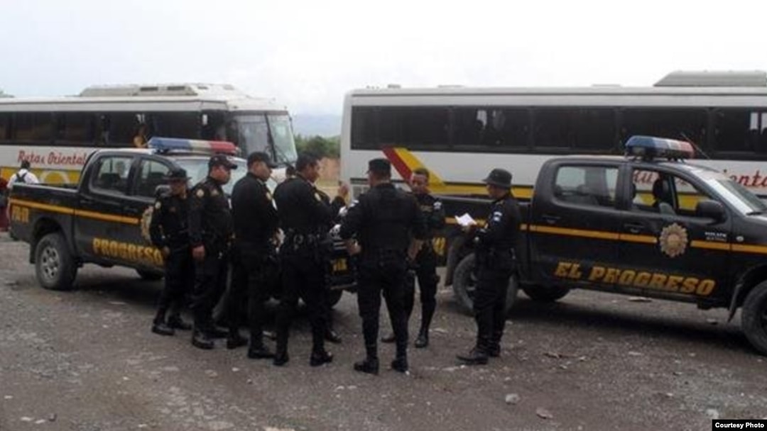 Dos de los tres autobuses en los que viajaban 139 indocumentados cubanos cerca de El Progreso, Guatemala.