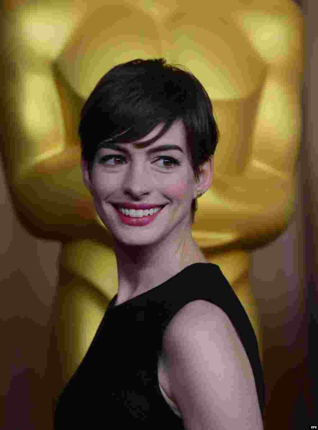 MAN19. LOS ÁNGELES (EEUU), 04/02/2013.- La actriz estadounidense Anne Hathaway posa a su llegada hoy, lunes 4 de febrero de 2013, al tradicional almuerzo previo a la ceremonia de la 85 edición de los Óscar, en Los Ángeles (EEUU). EFE/MICHAEL NELSON