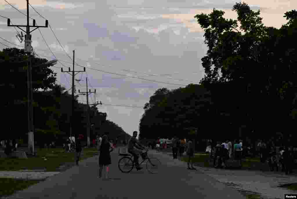 La gente se congrega en la calle en busca de servicio telefónico y de internet durante un apagón, Palpite, Ciénaga de Zapata, Cuba, 7 de abril de 2026. REUTERS/Norlys Perez
