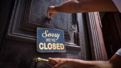Éxodo de cubanos deja a muchos negocios sin empleados
