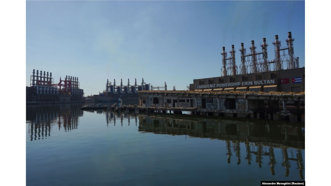 Patanas turcas en la Bahía de La Habana, en febrero de 2023. Los primeros dos barcos se conectaron al Sistema Eléctrico Nacional en junio de 2019.(Reuters/Alexandre Meneghini, Archivo)