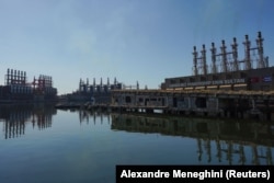 Patanas turcas en la Bahía de La Habana, en febrero de 2023. Los primeros dos barcos se conectaron al Sistema Eléctrico Nacional en junio de 2019.(Reuters/Alexandre Meneghini, Archivo)