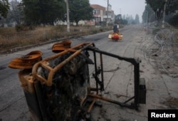 Un residente camina en una calle en la ciudad de primera línea de Druzhkivka, Ucrania.