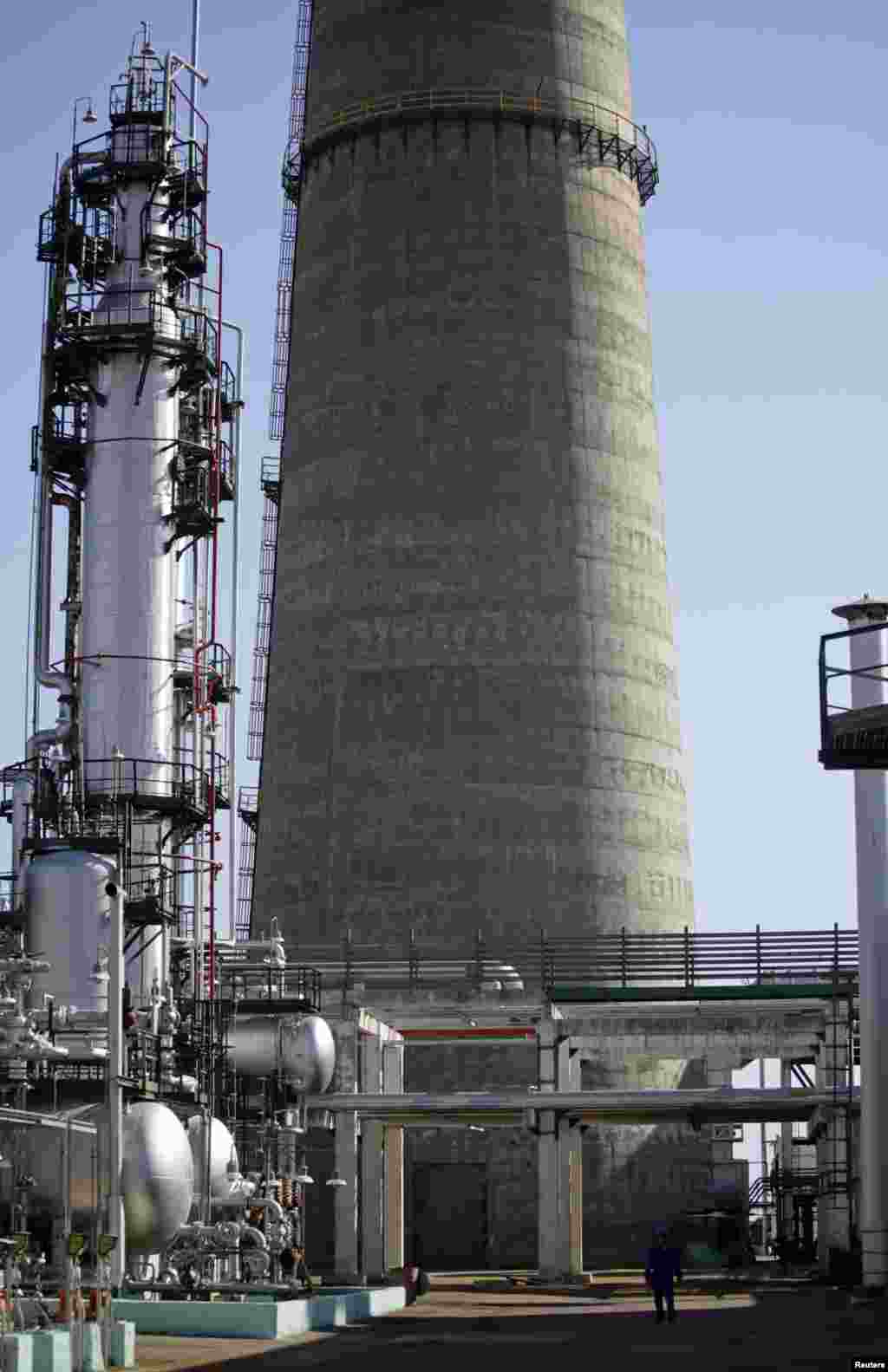 China no ha firmado un acuerdo definitivo por dudas que van desde la salud de Ch&aacute;vez hasta los futuros suministros de petr&oacute;leo y gas natural y si el proyecto ser&aacute; construido por trabajadores chinos o cubanos. 