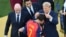 El delantero español Ferran Torres (n.º 7, en primer plano) recibe la medalla de oro de manos del presidente de la FIFA, Gianni Infantino, y del presidente de los Estados Unidos, Donald Trump (derecha)