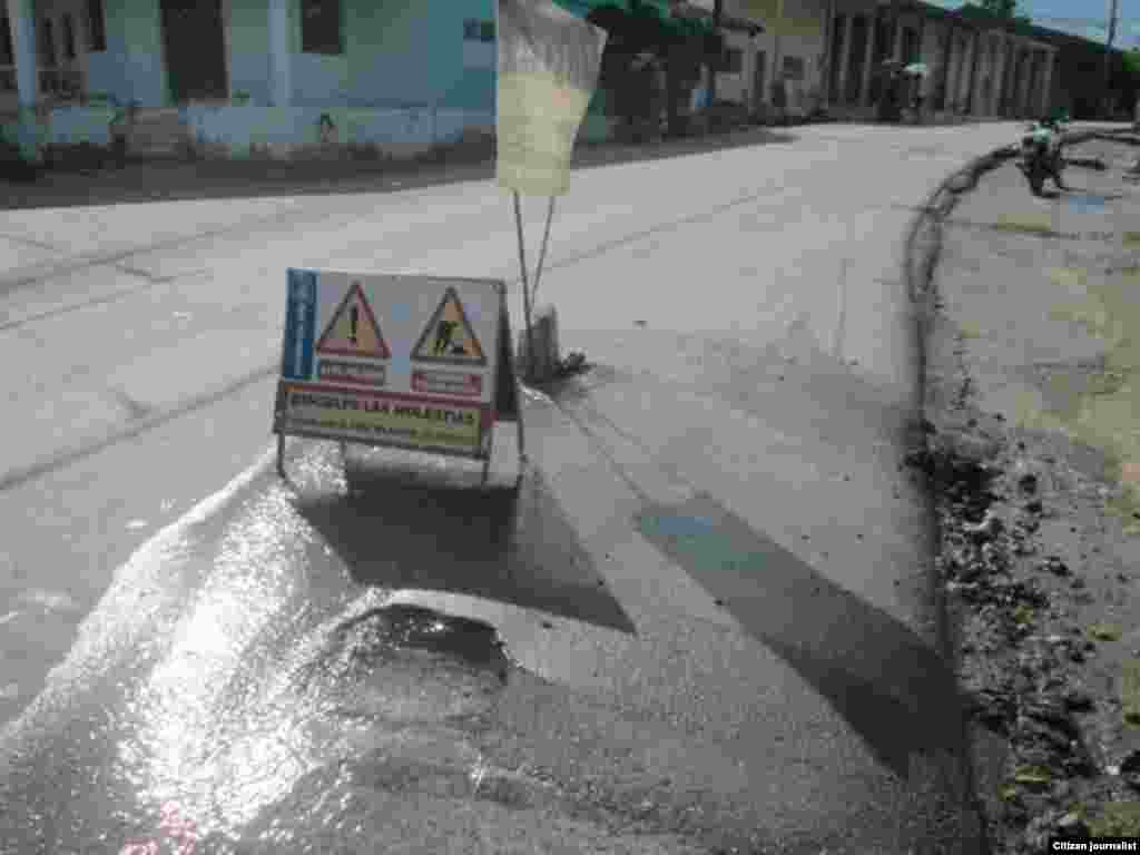 Grandes salideros de agua en el poblado de Vueltas