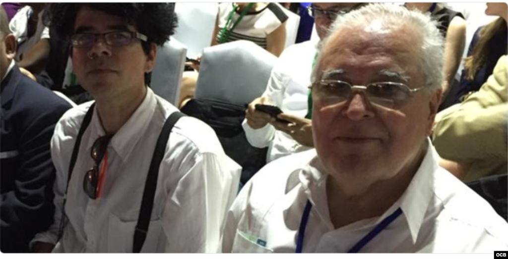 Los cubanos Elizardo Sanchez (der) y Gorki Aguila (izq) durante los eventos este viernes 10 de abril en Panamá.