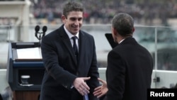 Barack Obama saluda al poeta Richard Blanco luego de su participación en la ceremonia inaugural.