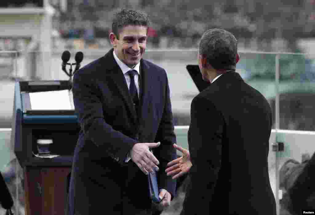 Barack Obama saluda al poeta Richard Blanco luego de su participación en la ceremonia inaugural.