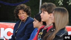 Foto de archivo. Paris (d), Prince (2d) y Blanket (3d), hijos del "rey del pop" Michael Jackson, asistieron el jueves 26 de enero de 2012, en compañía de su abuela, Katherine Jackson (i), a una ceremonia en honor al músico fallecido.