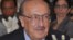 El empresario canadiense Cy Tokmakjian (c).