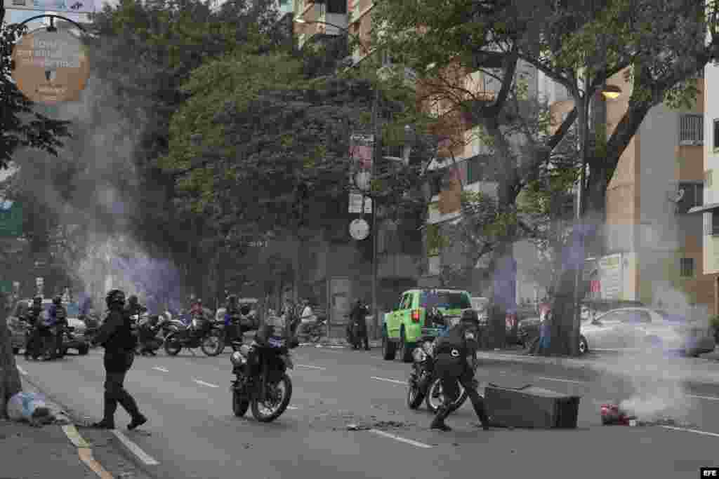 Police confront thousands during a protest against the electoral fraud in Caracas, Venezuela, 15 April 2013. Protesters got to the highway where thwy were stopped by the police. Earlier, Capriles had told his supporters to hit saucepans in case elected pr