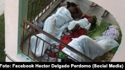 ARCHIVO. Los apagones constantes han impactado la vida de los cubanos en los últimos años. En esta foto de julio de 2025 una familia duerme con su bebé en el balcón para aliviar el calor del verano.