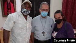 Wilber Aguilar y Elizabeth León, padres de manifestantes del 11 de julio encarcelados por el régimen cubano, fueron recibidos este lunes por el Arzobispo de La Habana, Monseñor Juan de la Caridad García Rodríguez.