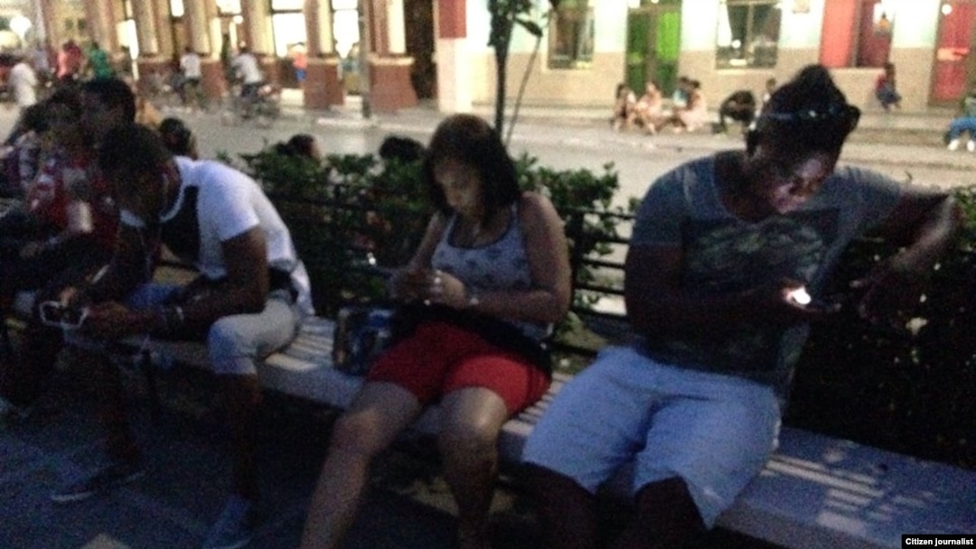 Reporta Cuba. Conectados al Wi-Fi desde Guantánamo. Foto: Leinier Cruz.