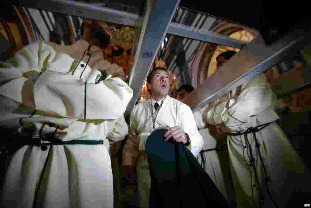 Antonio Banderas (c), en la iglesia de San Juan, antes de iniciar el desfile procesional del Domingo de Ramos en Málaga.