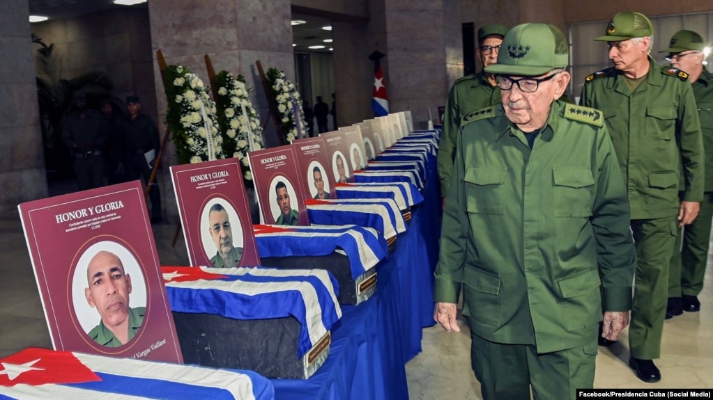 Raúl Castro y Miguel Díaz-Canel en guardia de honor en el MINFAR a los 32 cubanos muertos en la operación militar de EEUU en Venezuela. 