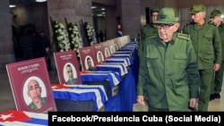 Raúl Castro y Miguel Díaz-Canel en guardia de honor en el MINFAR a los 32 cubanos muertos en la operación militar de EEUU en Venezuela. 