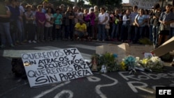 Un grupo de personas participa en una misa por la muerte de un joven durante las protestas de ayer, en el marco de una manifestación estudiantil en Caracas .