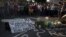 Un grupo de personas participa en una misa por la muerte de un joven durante las protestas de ayer, en el marco de una manifestación estudiantil en Caracas .