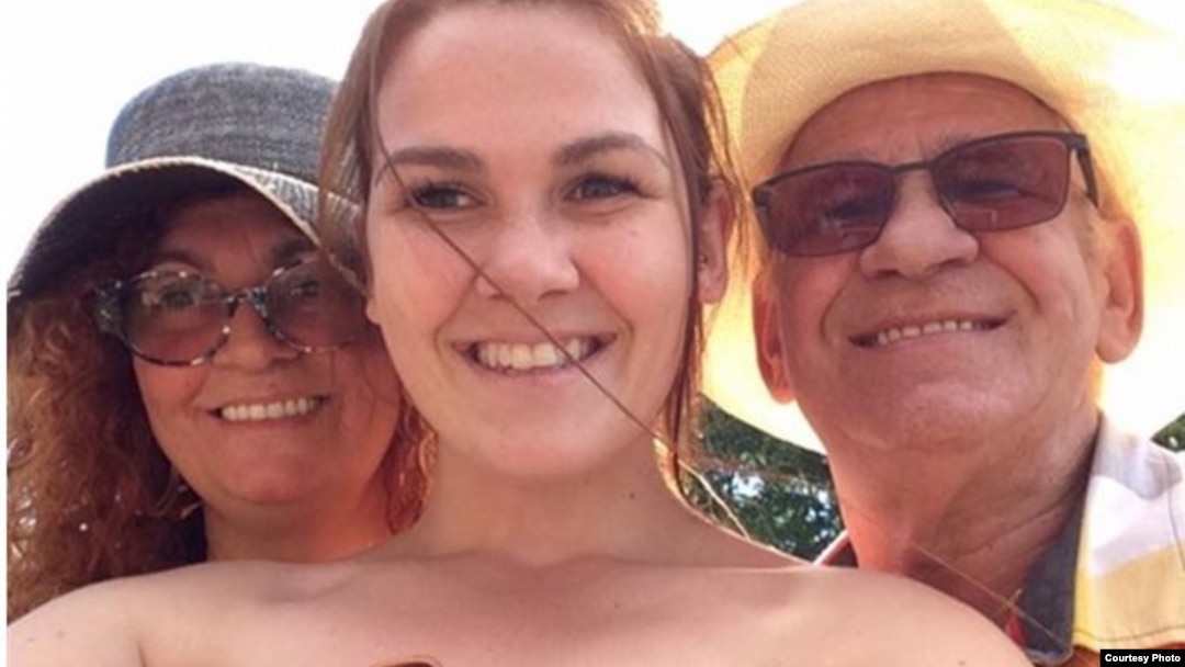 Angélique, junto a su madre y su padre, fallecido en Cuba mientras vacacionaba. (Foto de Angélique Villeneuve-Veer/Facebook)