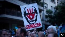 Una protesta contra la guerra de Rusia en Ucrania, en Buenos Aires, Argentina, el 24 de febrero de 2023. (AP Photo/Victor R. Caivano).