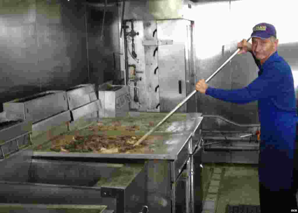 Cocina del Palacio de los Jugos, la magia detras de los chicharrones. 