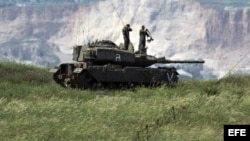 Soldados israelíes encima de un tanque en los Altos del Golán. 