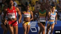  Libania Grenot (d) compite por Italia en la prueba de 400 metros. 