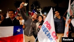 Chilenos celebrando el NO en el referendo del 4 de septiembre de 2022. (Reuters/Rodrigo Garrido).