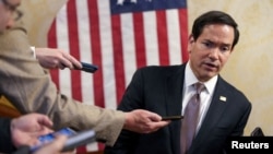 El secretario de Estado Marco Rubio habla a la prensa en Kuwait, en junio pasado.