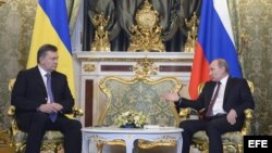 Putin y Yanukovich se reúnen en Moscú. 