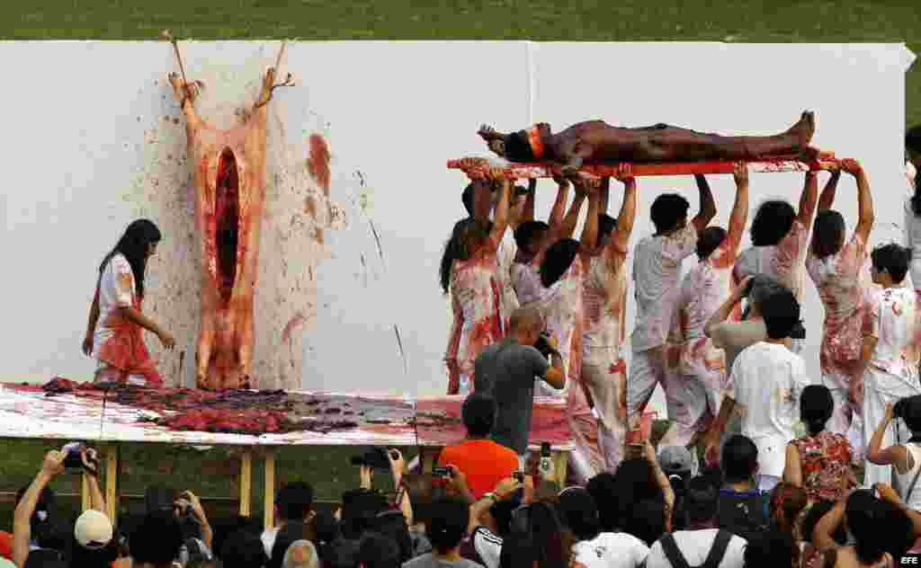 Vista de la función número 135 del artista austríaco Hermann Nitsch, el lunes 15 de mayo de 2012, en La Habana (Cuba), como parte de la XI Bienal de Arte de La Habana. EFE/Alejandro Ernesto